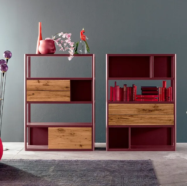 Libreria a muro in Rovere massello laccato Bordeaux e naturale Jolly di Devina Nais