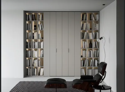 Libreria a giorno lineare e geometrica, in laccato opaco, arricchita dalla schiena in laccato metallico Oxid e impreziosita dall’illuminazione a led passaggio porta di Caccaro