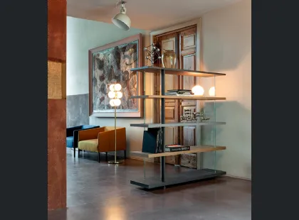 Libreria Zero 16 in legno massello di Rovere con schienale in vetro trasparente di Devina Nais