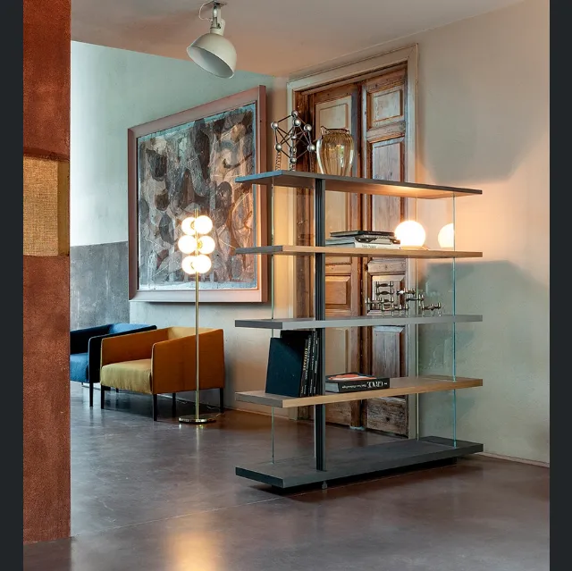 Libreria Zero 16 in legno massello di Rovere con schienale in vetro trasparente di Devina Nais