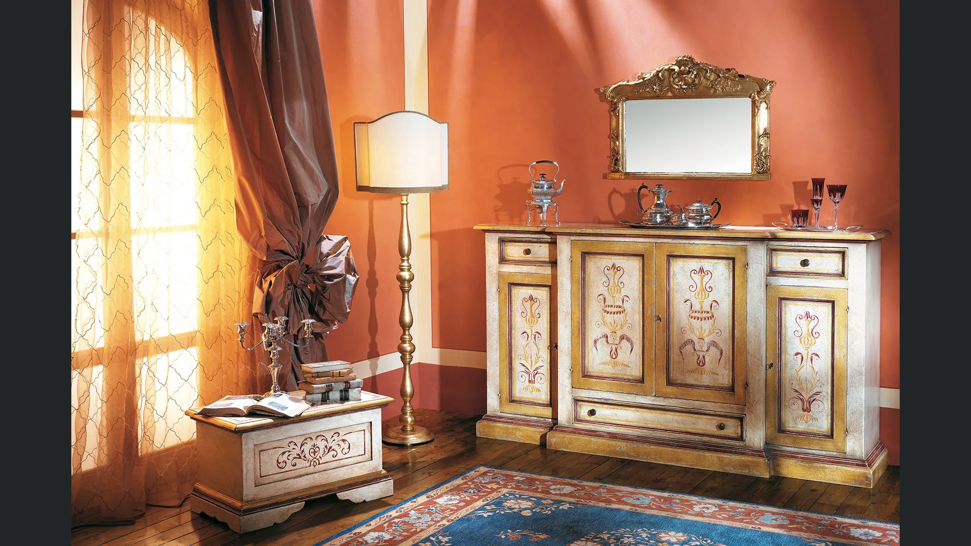 Madia Alta in legno decorato con finitur anticata Daylight 05 di Salaiolo