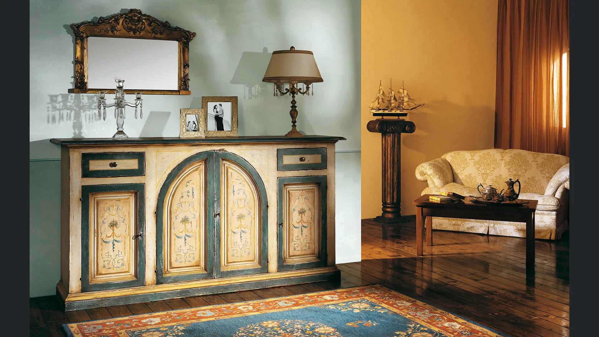 Madia Alta in legno con finitura anticata e decori Daylight 06 di Salaiolo
