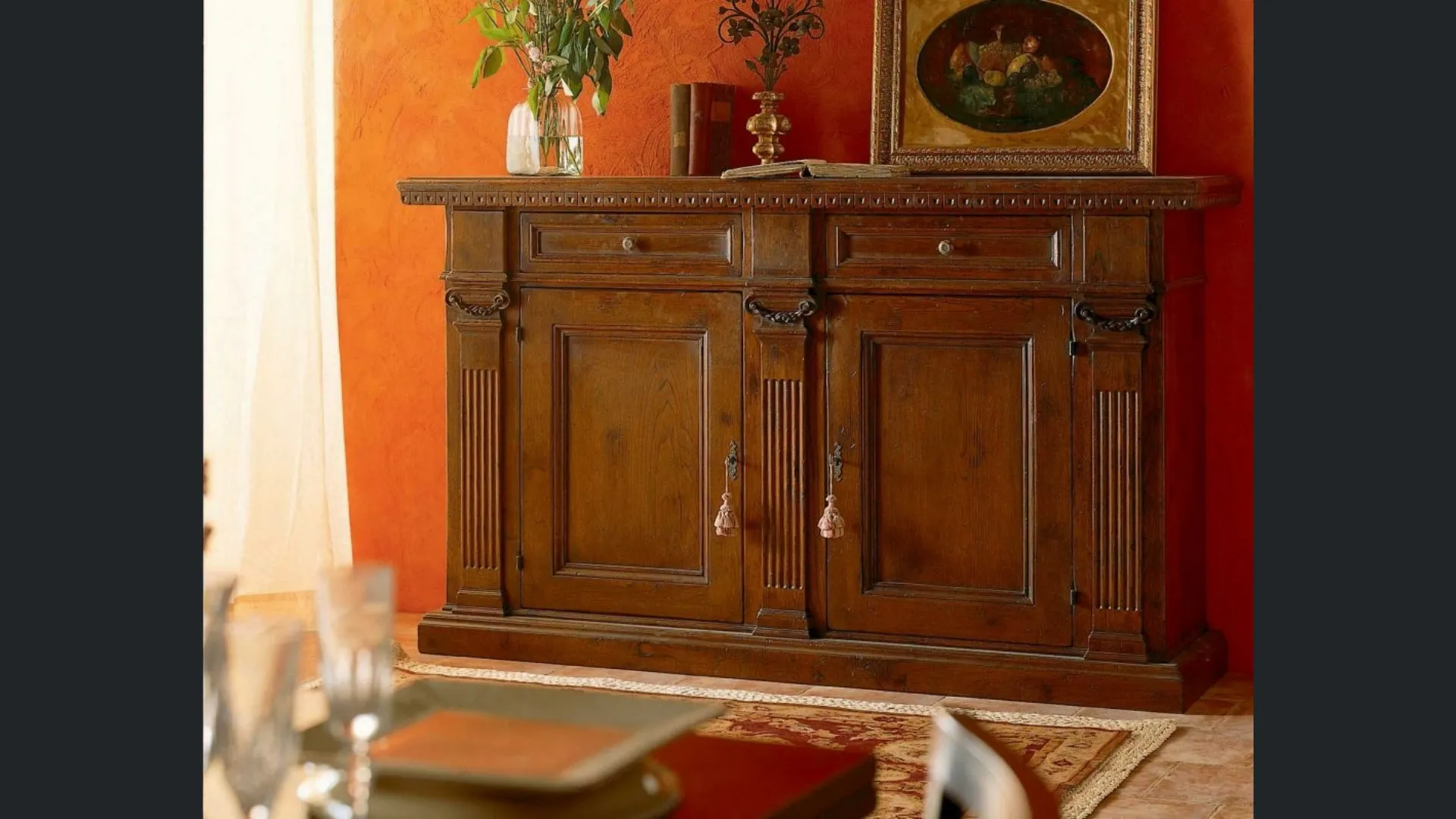 Madia alta 300 in legno massello intarsiato a due ante e due cassetti di Paganelli