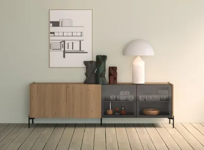 Madia Zero22 in legno cannettato di Rovere massello con due ante in vetro di Devina Nais