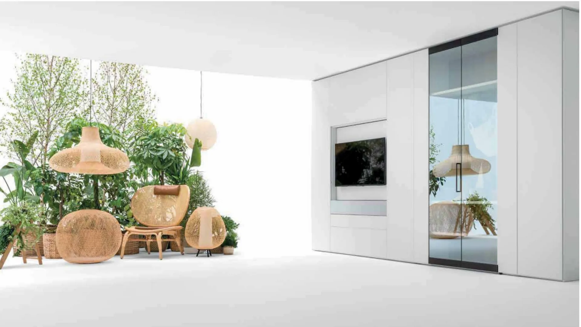 Mobile porta tv in laccato opaco con vetrina Roomy di Caccaro
