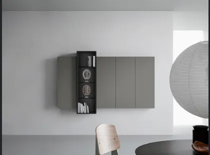 Mobile sospeso con quattro elementi chiusi in laccato opaco e un elemento di altezza diversa con vetri Wallover 01 di Caccaro