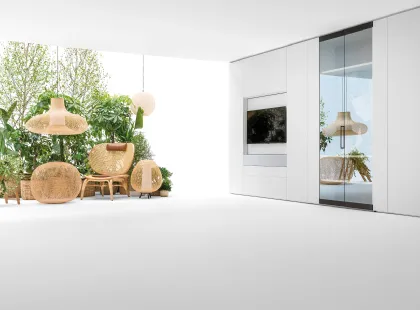Parete Attrezzata con porta TV in laccato opaco e ante in vetro ad apertura totale Living Vetro di Caccaro