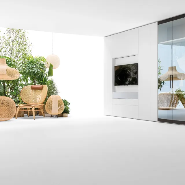 Parete Attrezzata con porta TV in laccato opaco e ante in vetro ad apertura totale Living Vetro di Caccaro