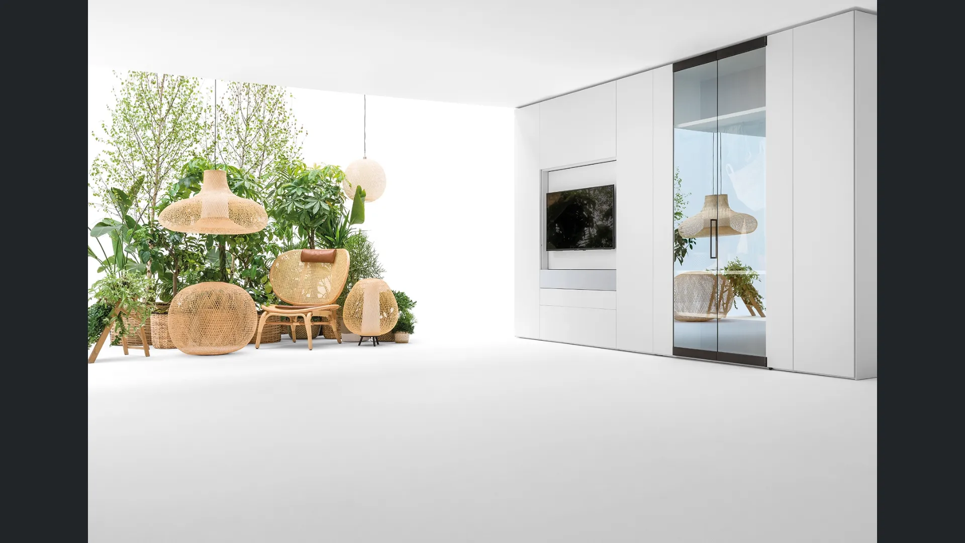 Parete Attrezzata con porta TV in laccato opaco e ante in vetro ad apertura totale Living Vetro di Caccaro
