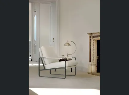 Poltrona Clarissa rivestita in tessuto imbottito con struttura in acciaio laccato di Bontempi