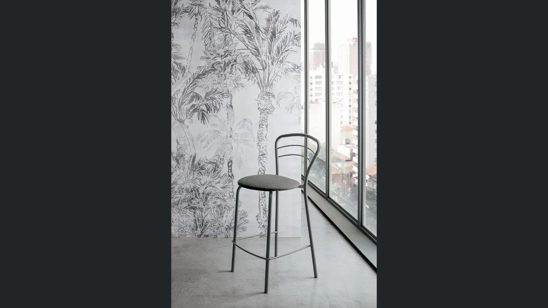 Sgabello Bogota con struttura in metallo verniciato e seduta imbottita e rivestita in morbido tessuto Soft Touch Vintage di Target Point