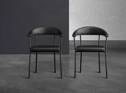 Sedia Director in ecopelle nera con struttura in tubolare metallico industrial di Devina Nais