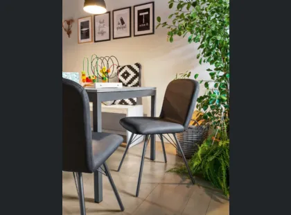 Sedia in ecopelle imbottita con struttura in metallo grigio opaco Emma di Connubia