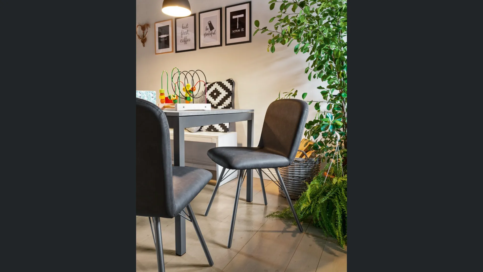 Sedia in ecopelle imbottita con struttura in metallo grigio opaco Emma di Connubia