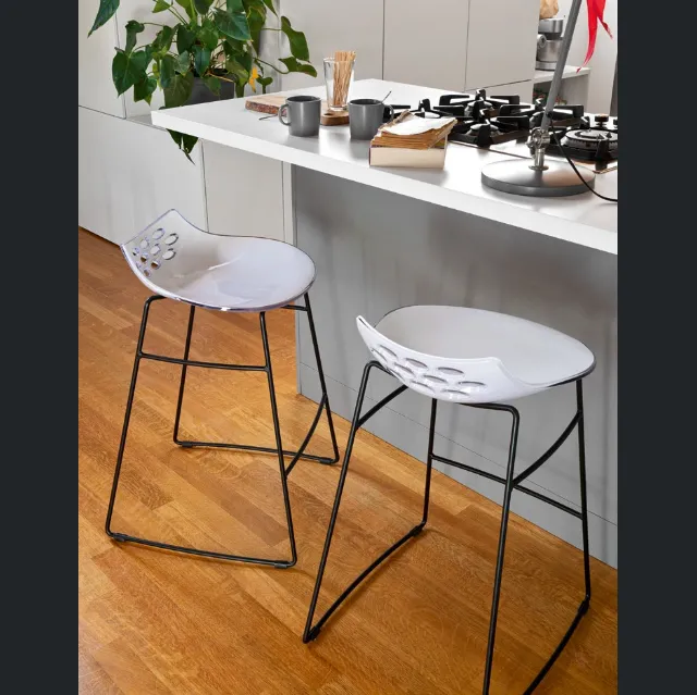 Sgabello in plastica con struttura in metallo Jam SG di Connubia
