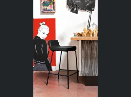 Sgabello in ecopelle con gambe in metallo Riley di Connubia