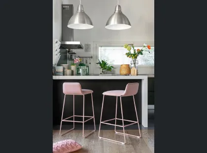 Sgabello in tessuto con struttura in metallo Riley soft di Connubia