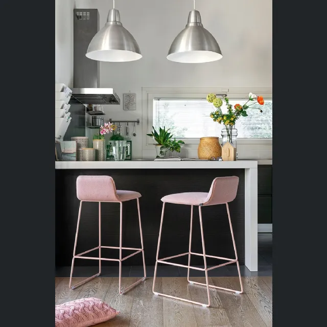 Sgabello in tessuto con struttura in metallo Riley soft di Connubia