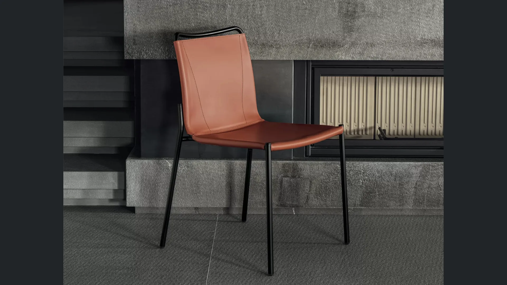 Sedia Shape con monoscocca rivestita in cuoio e struttura in acciaio di Bontempi