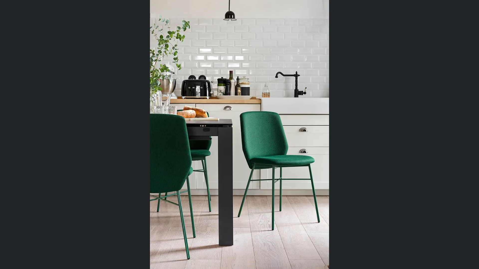 Sedia in tessuto con gambe in metallo Sibilla soft di Connubia