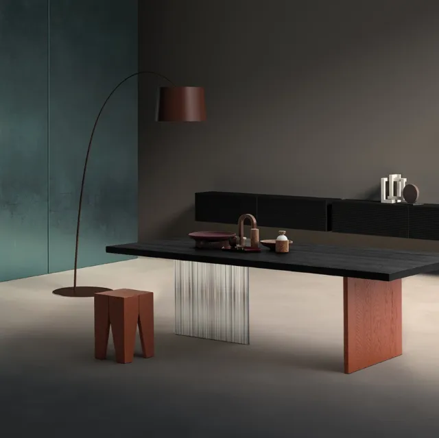 Tavolo Alabama in Rovere massello con una gamba in legno e una in vetro Devina Nais
