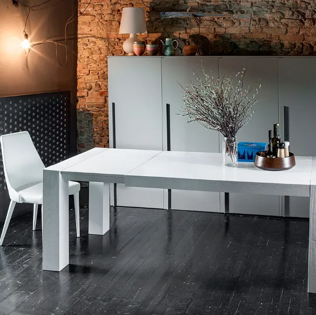 Tavolo allungabile Mini Brooklyn in Rovere massello laccato di Devina Nais