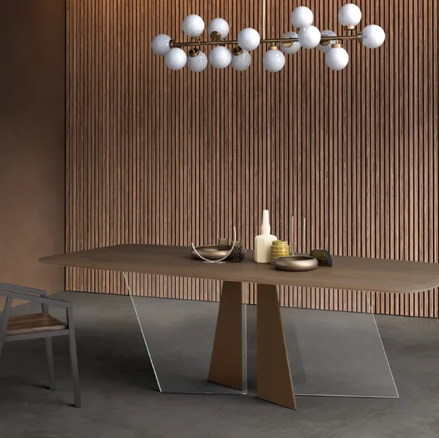 Tavolo Copenhagen con piano in Rovere, bordo a saponetta e arrotondato con base in vetro e ferro di Devina Nais