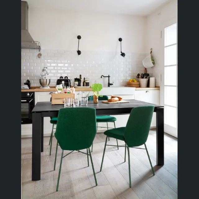 Tavolo allungabile con top in ceramica stone e gambe in legno di faggio laccato grafite Eminence Wood di Connubia
