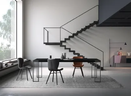 Tavolo Frame in Rovere massello Nero con gambe in ferro di Devina Nais