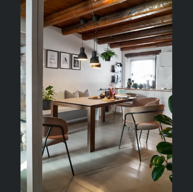 Tavolo allungabile con gambe in legno e top in ceramica Sigma di Connubia