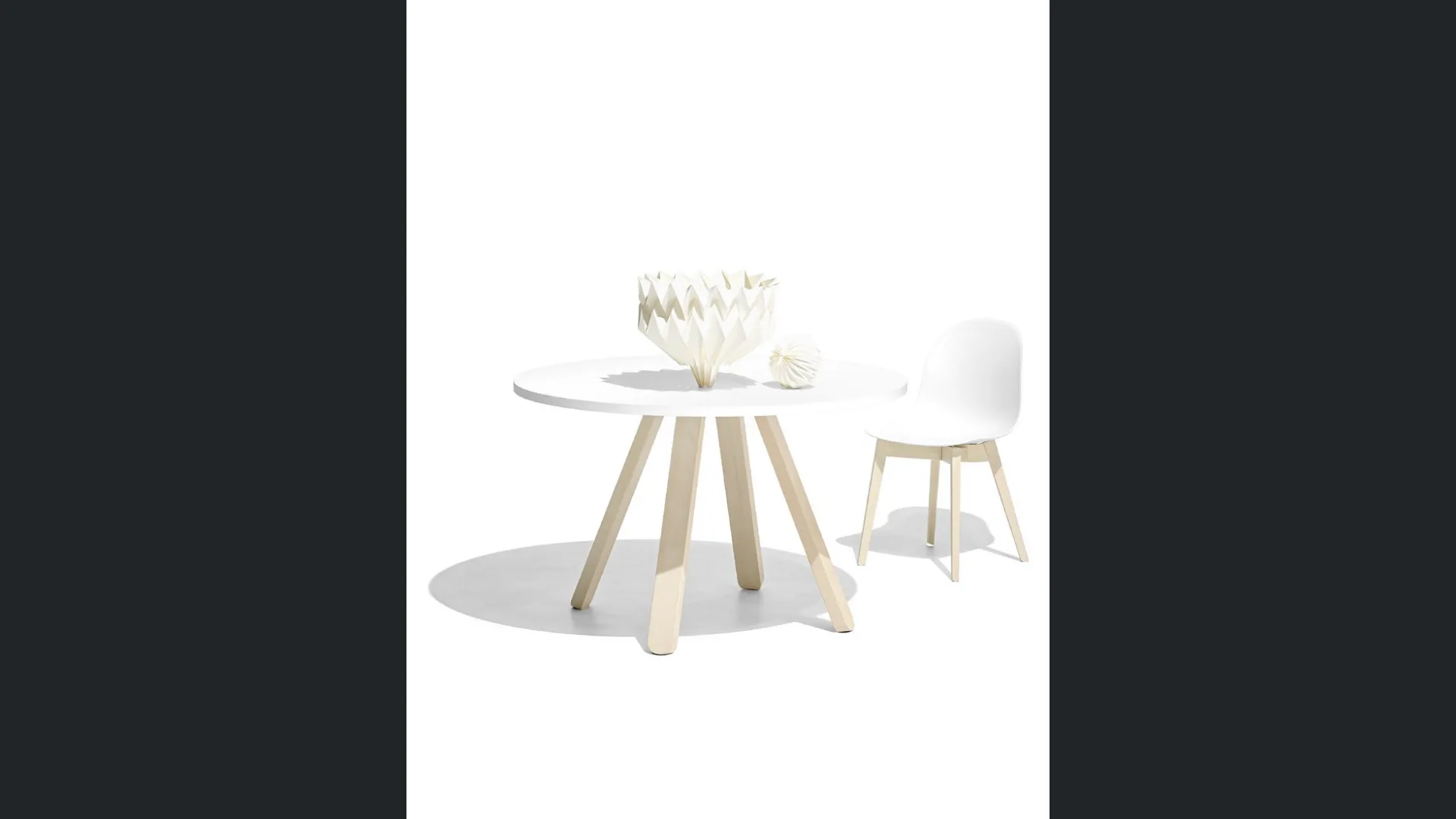 Tavolo rotondo in laminato bianco e base in legno di faggio sbiancato Stecco di Connubia