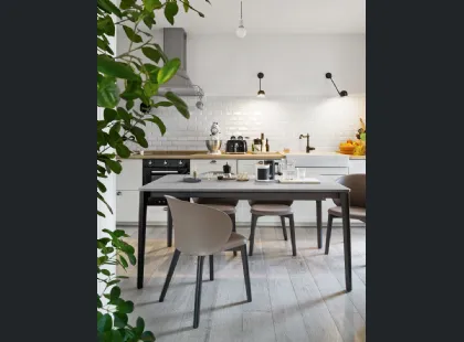 Tavolo allungabile con piano in nobilitato pietra piasentina e gambe in legno di faggio grafite Tabla di Connubia