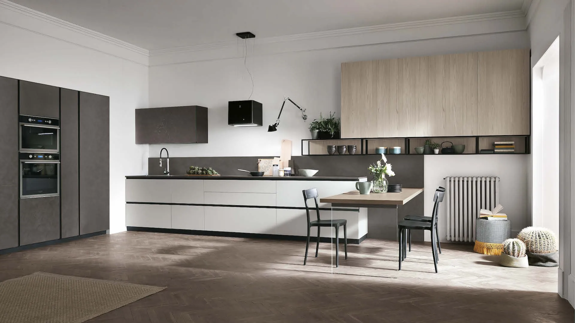 Basi Pet Nebbia opaco, pensili e colonne Cemento Dark. Pensili e vani a giorno Size in Larice Sabbia. Top laminato Cemento Dark.